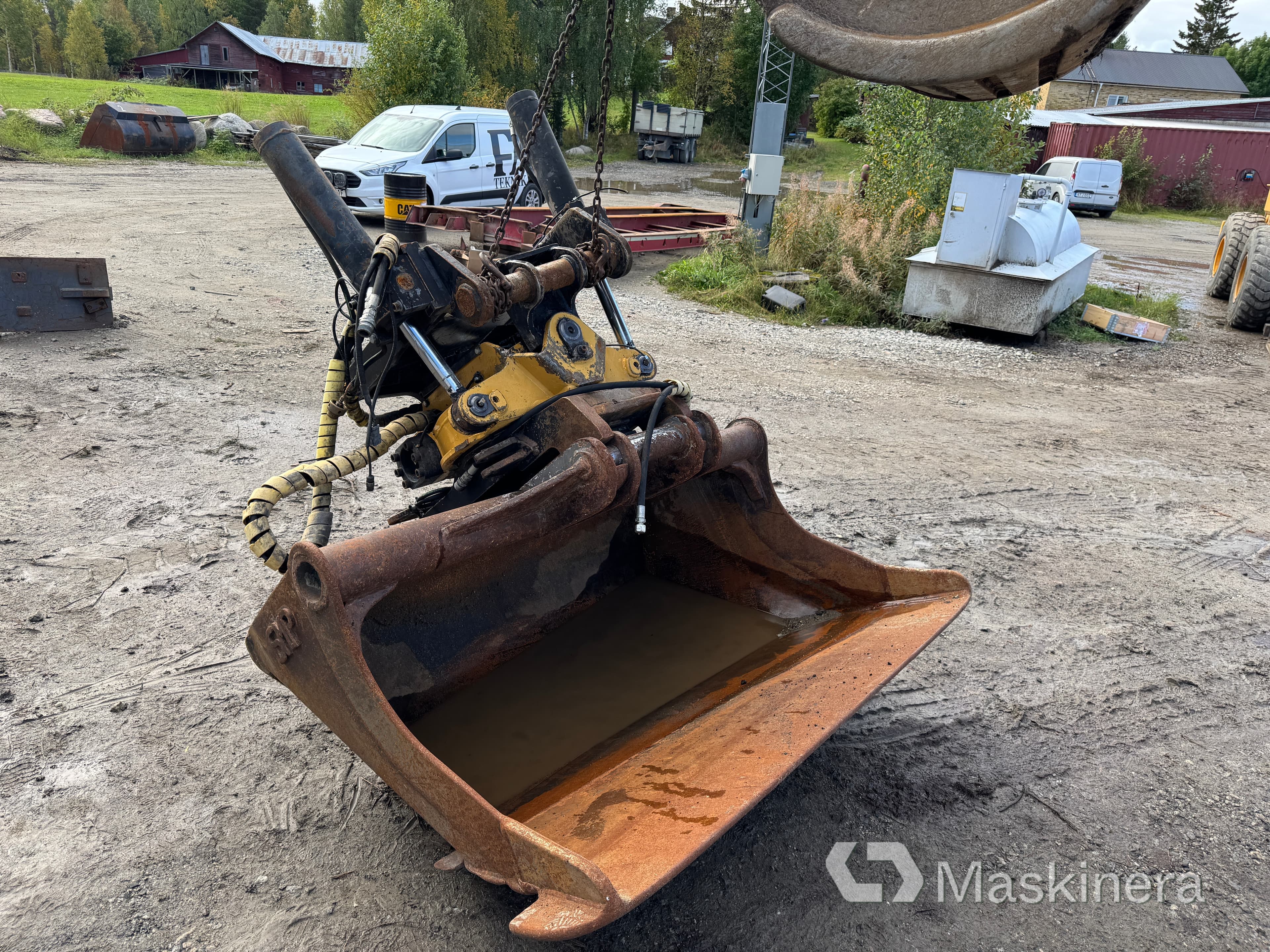 Tiltrotator Engcon med planeringsskopa B27-fäste