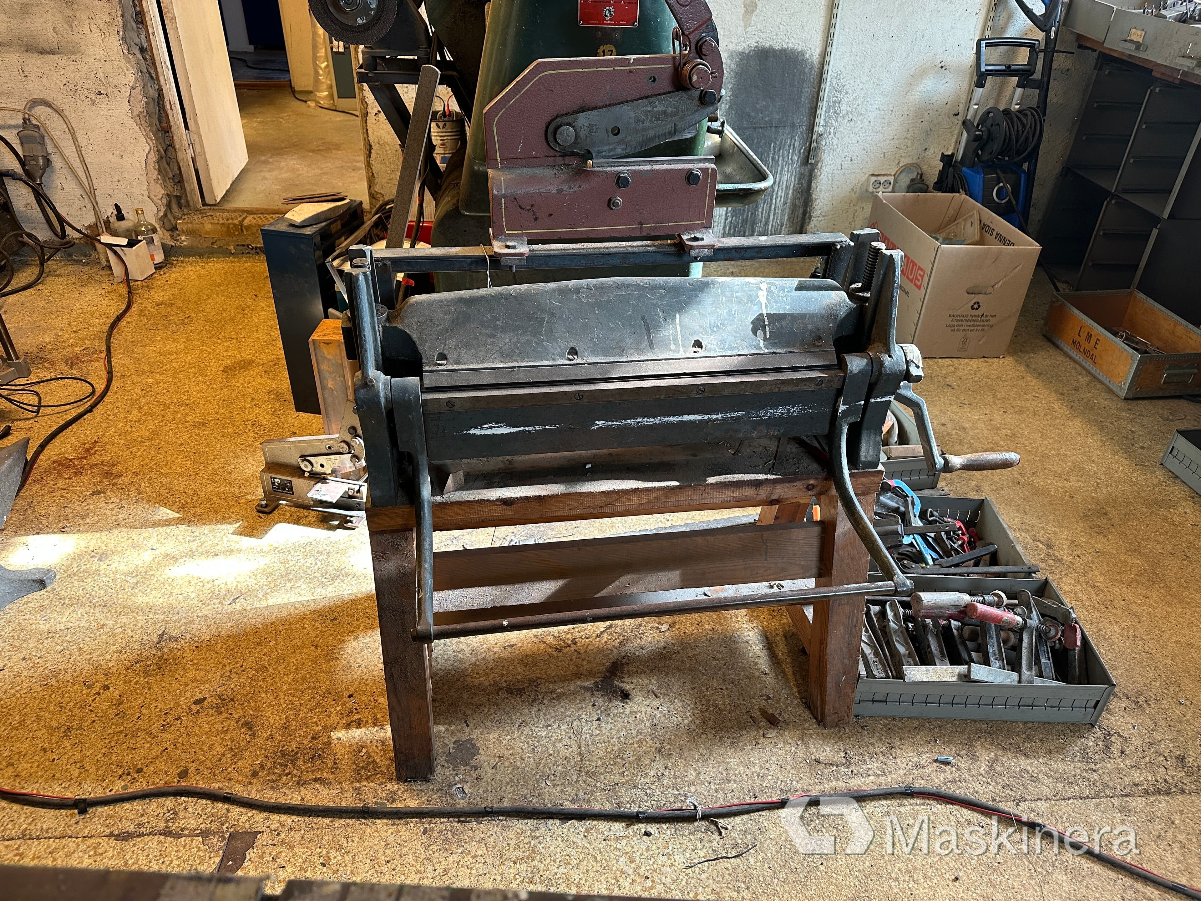 Plåtbockmaskin med plåtsax