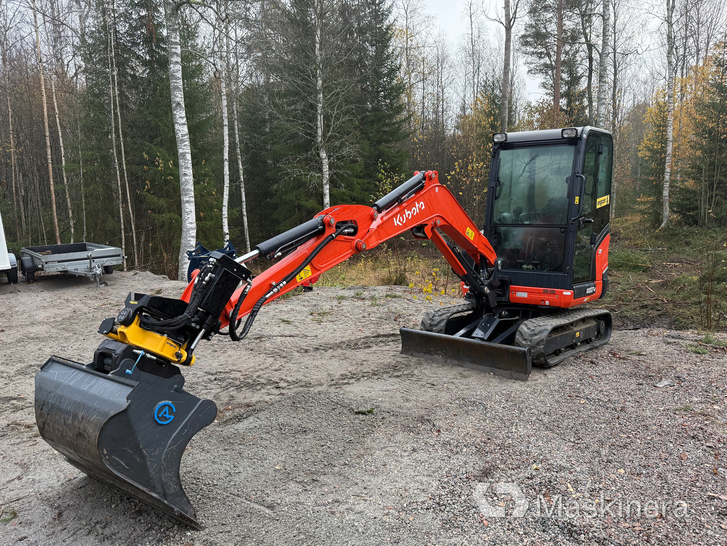 Grävmaskin Kubota KX027-4 med många redskap