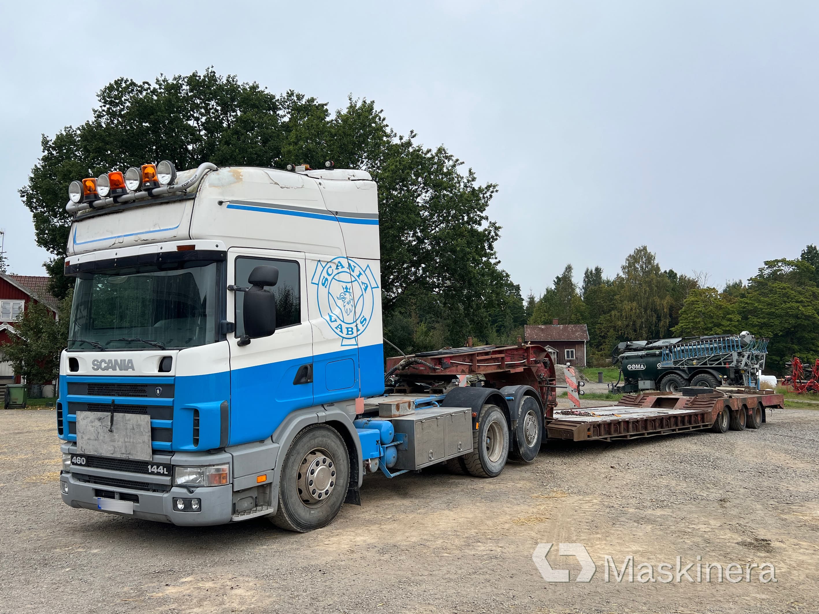 Dragbil Scania R144 med maskintrailer