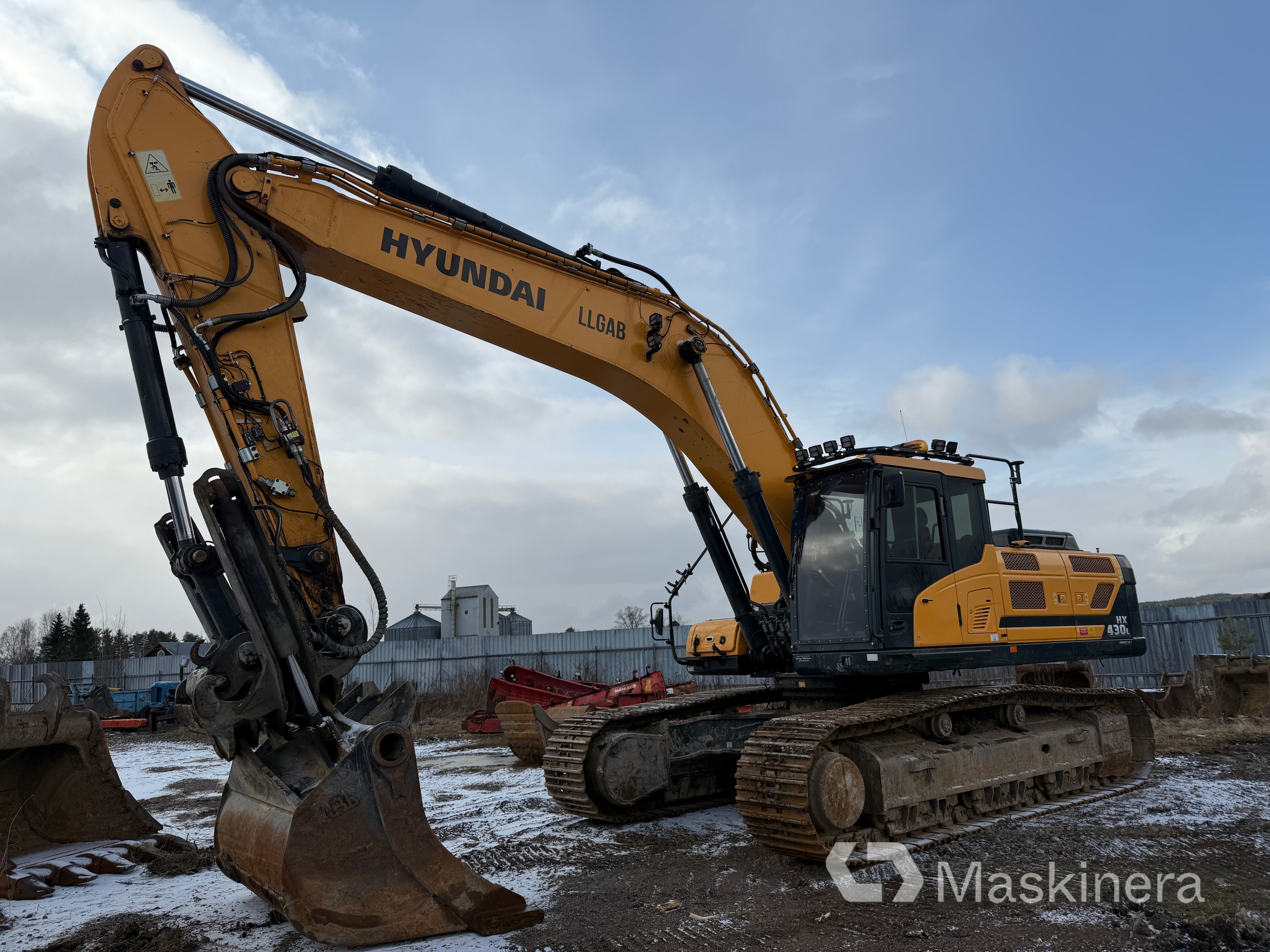 Grävmaskin Hyundai HX430L med tillbehör