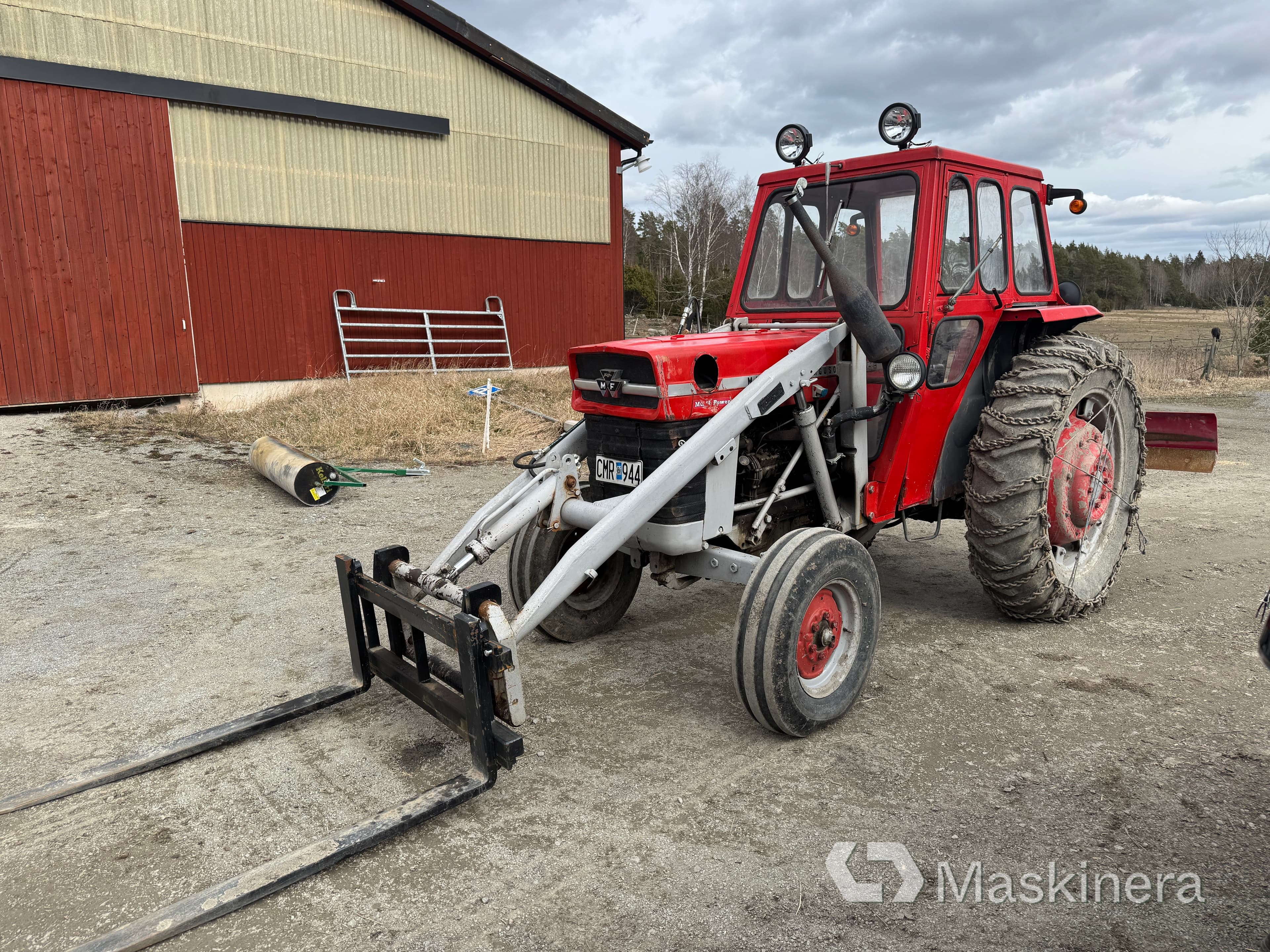 Traktor Massey Ferguson 165 med lastare och redskap