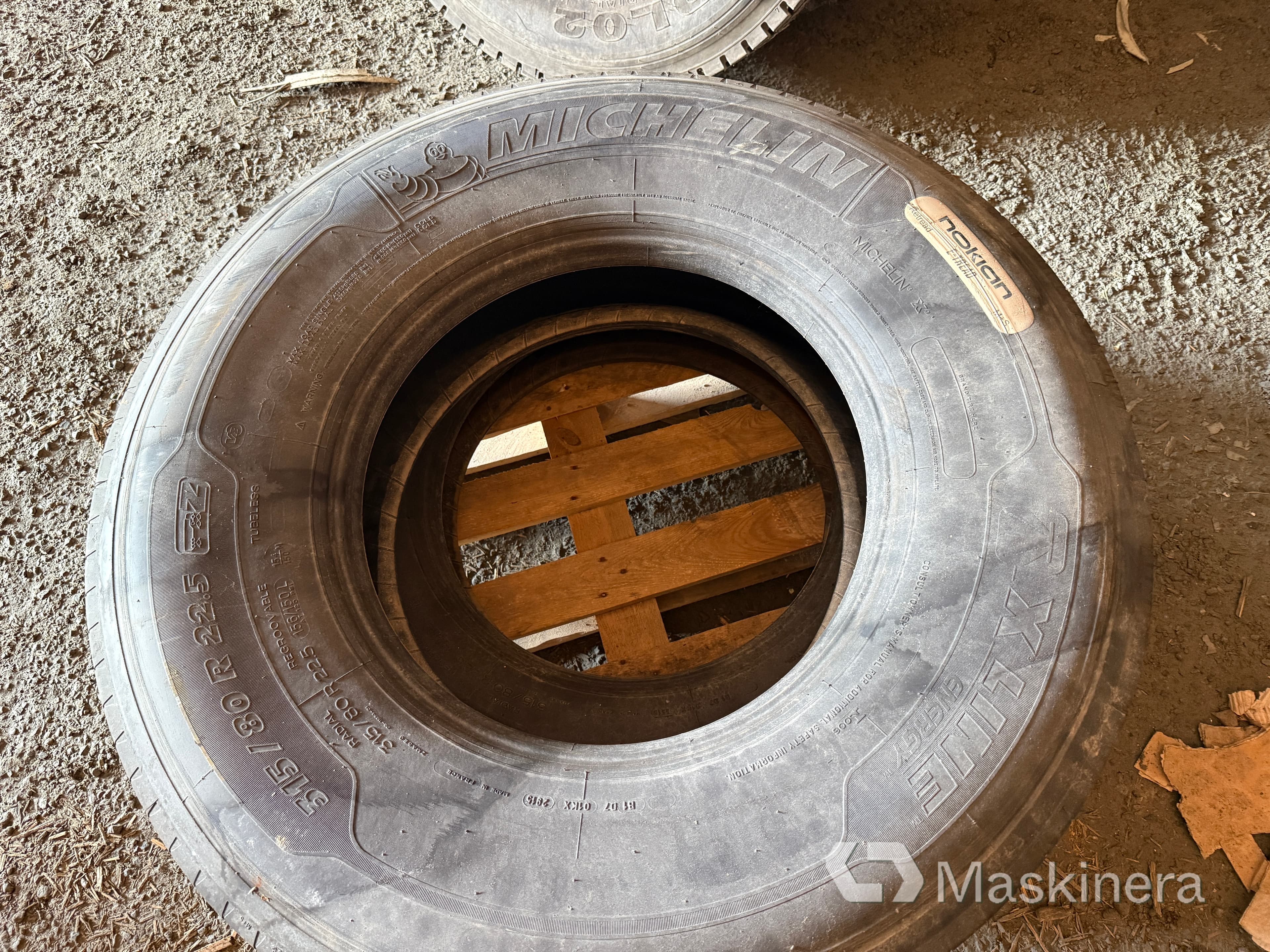 2 st nya lastbilsdäck Nokian e-tread regummering 315/80R22.5