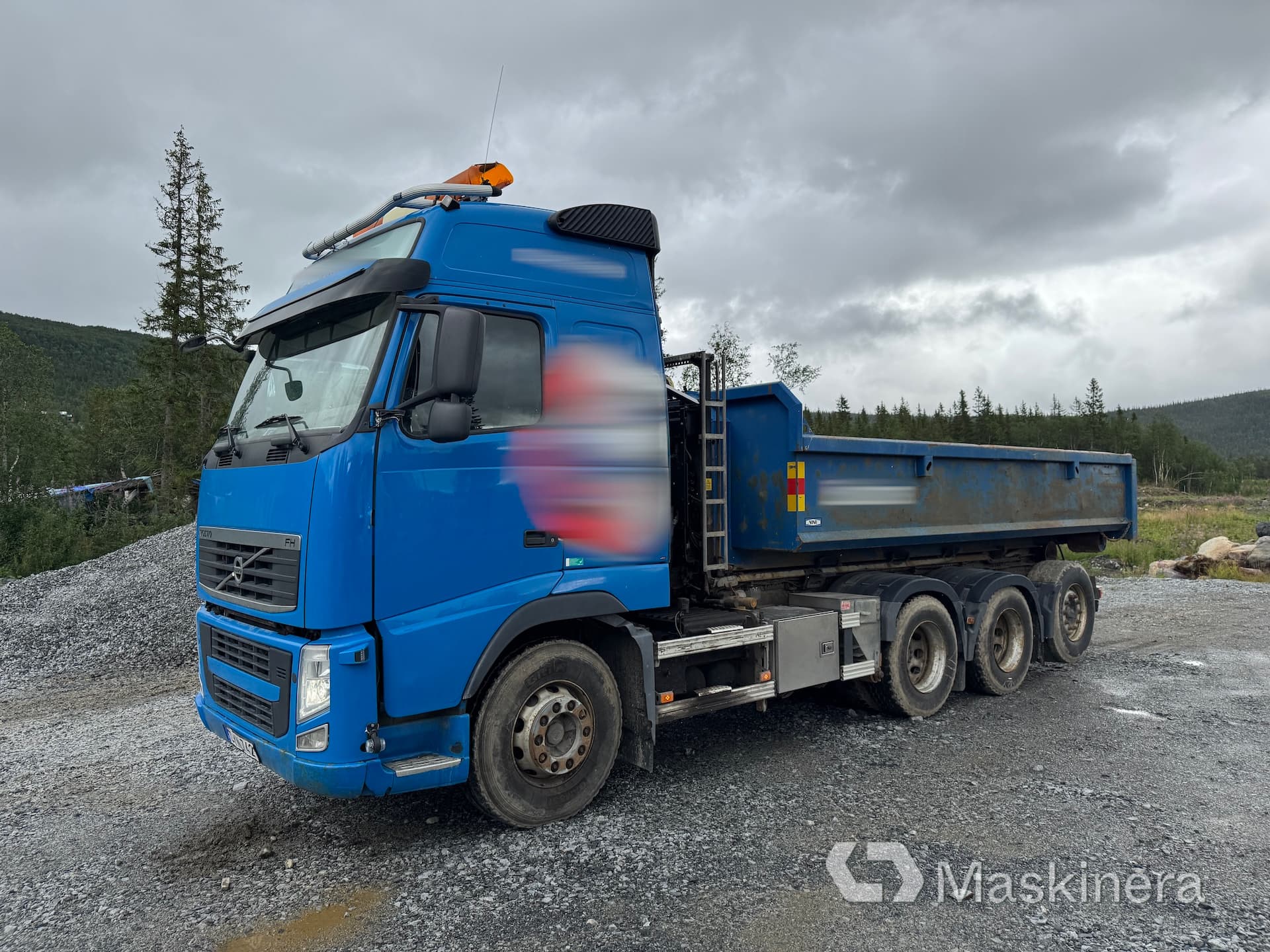 Lastväxlare Volvo FH470 tridem med två flak