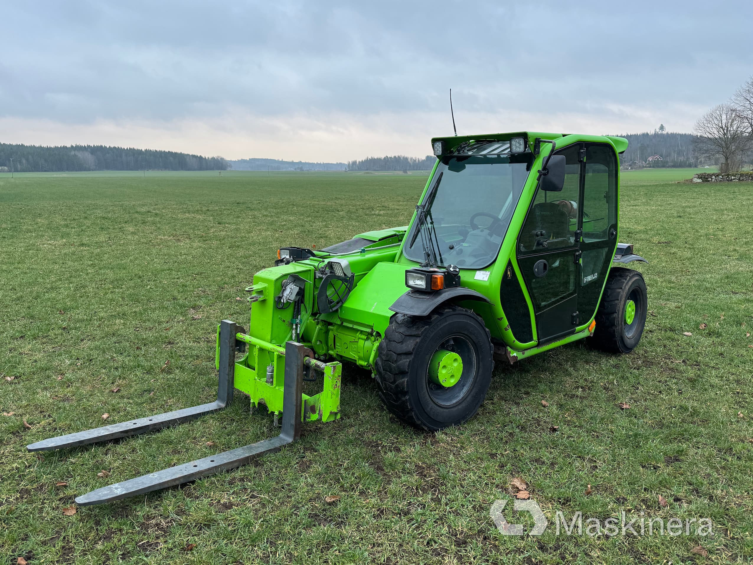 Teleskoplastare Merlo P25.6 med pallgafflar