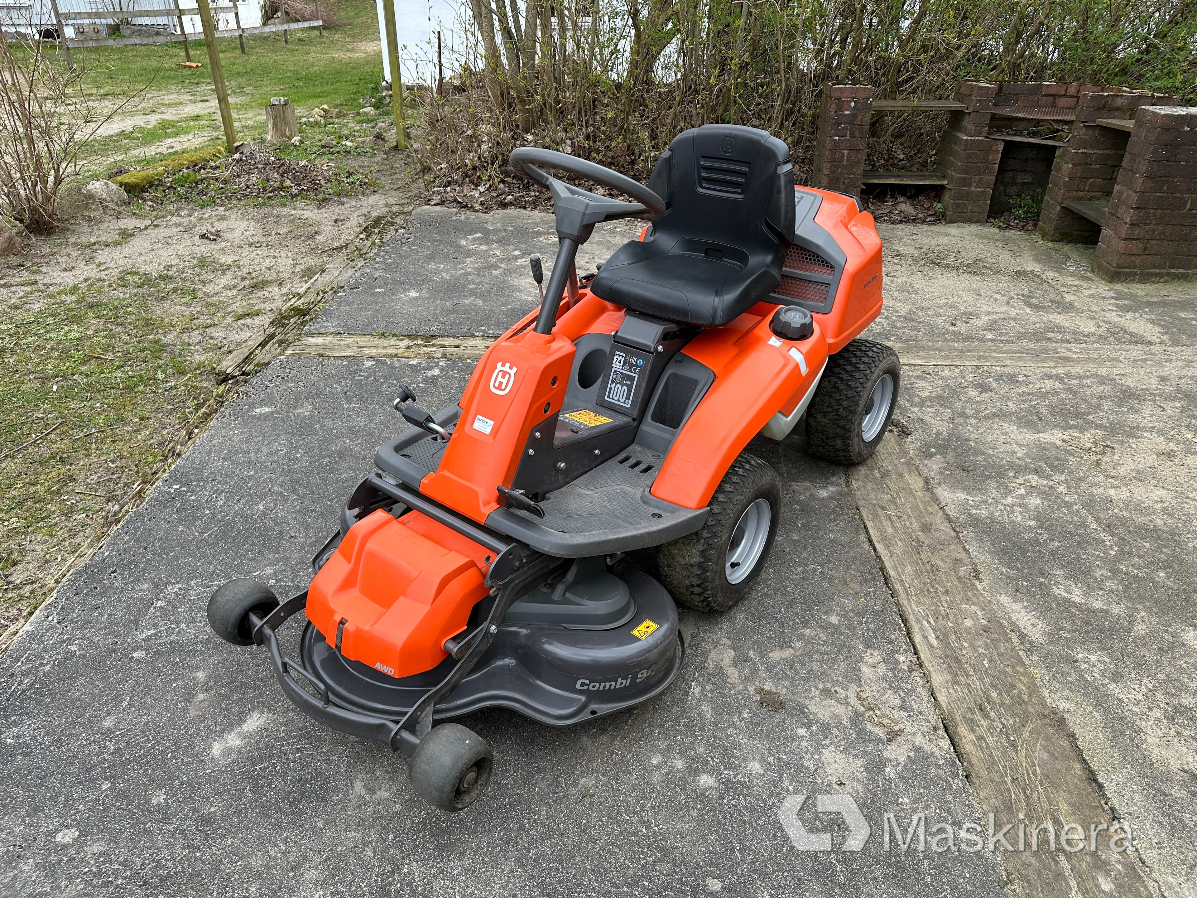 Åkgräsklippare Husqvarna R216AWD + Vagn