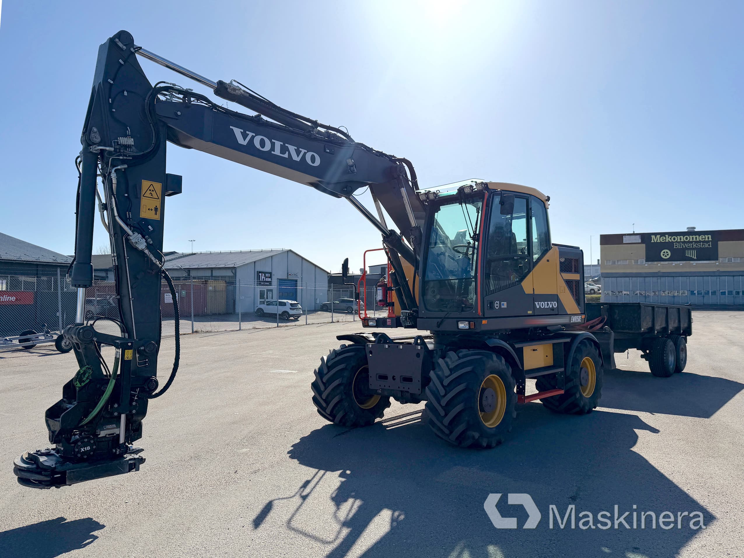 Hjulgrävare Volvo EWR150E med vagn & 12 redskap