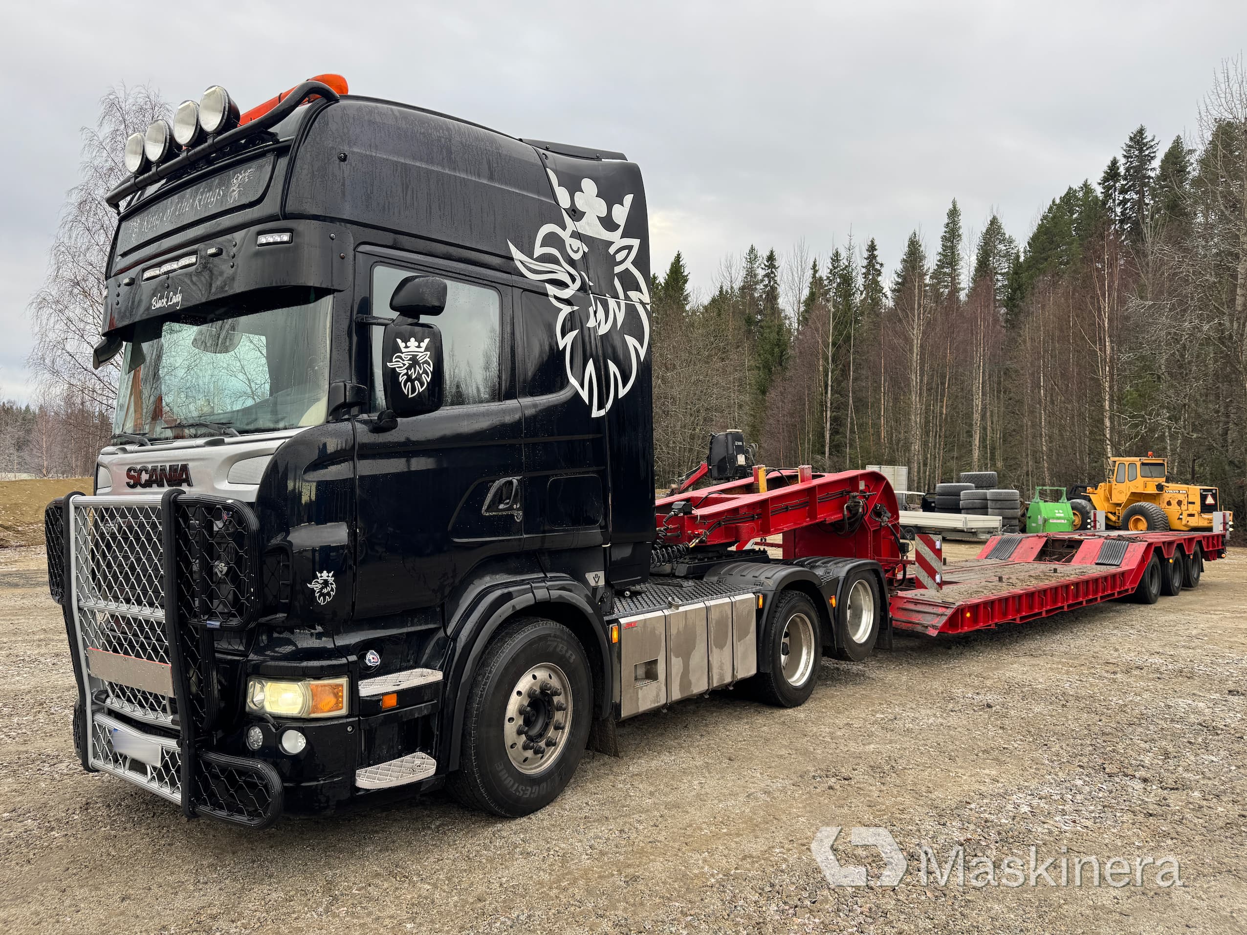 Lastbil Scania R 620 med maskintrailer