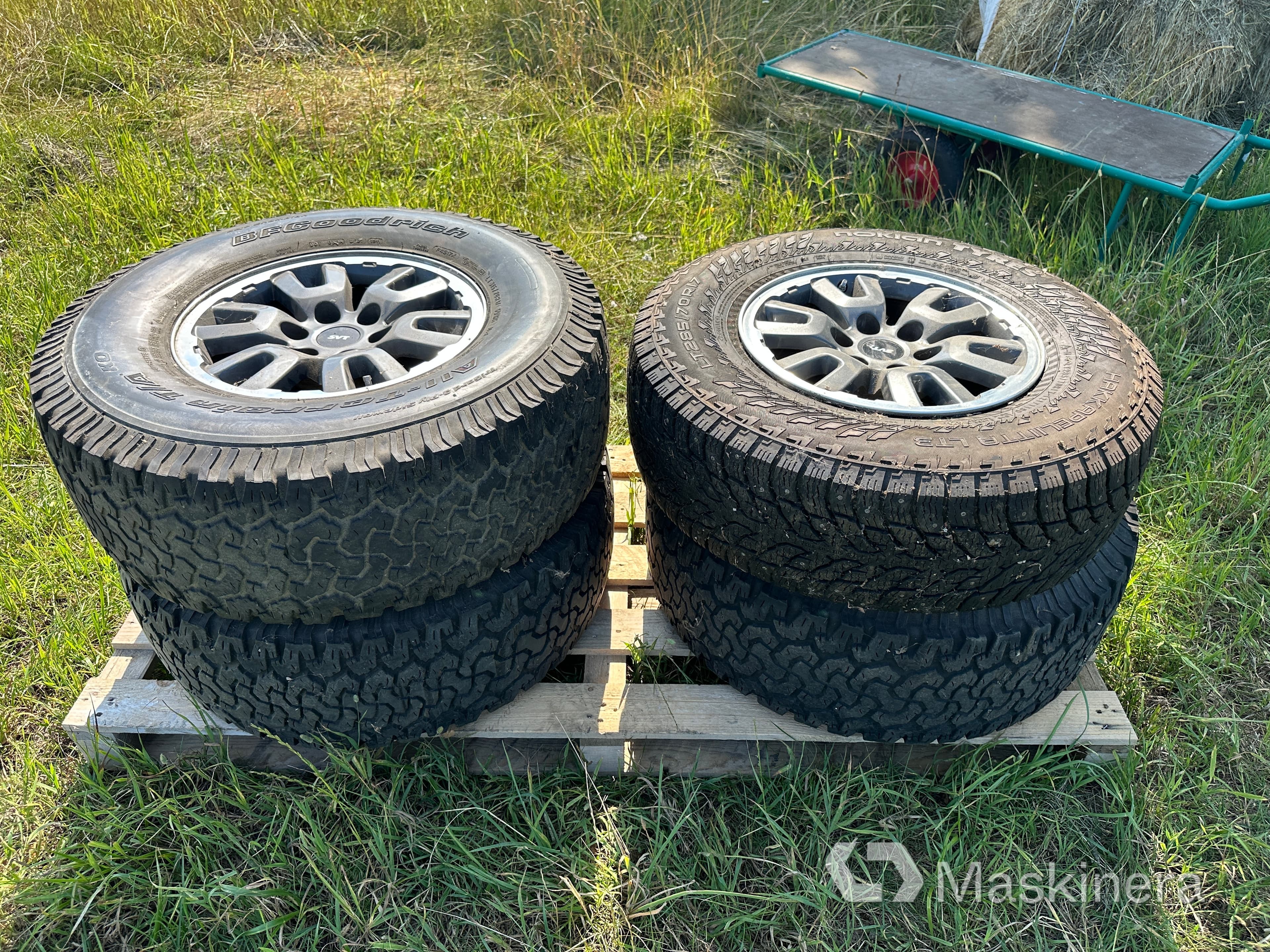 4st SVT Lightning fälgar med däck till Ford Raptor
