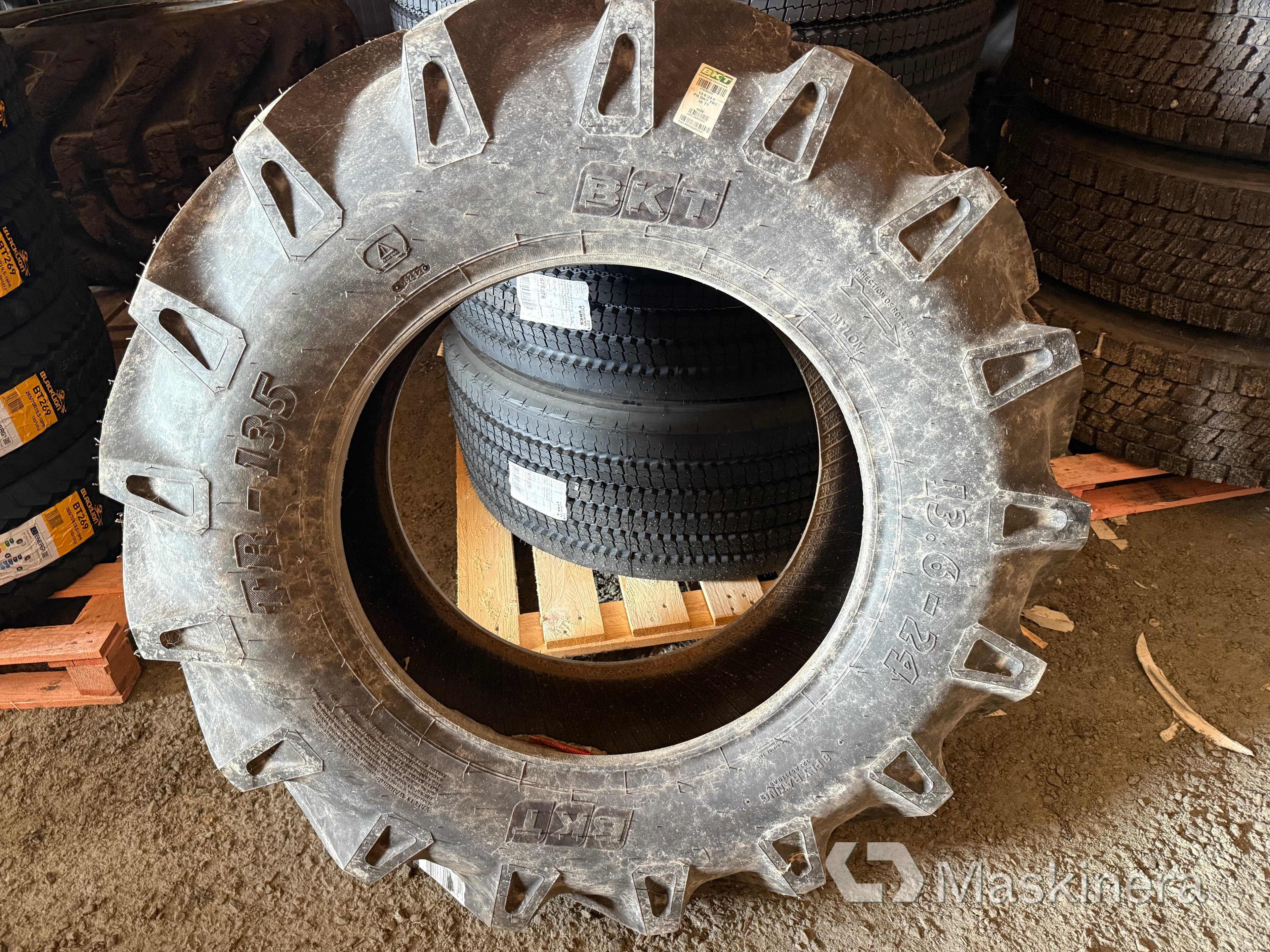 1 st nytt traktordäck bak BKT TR-135 13,6-24