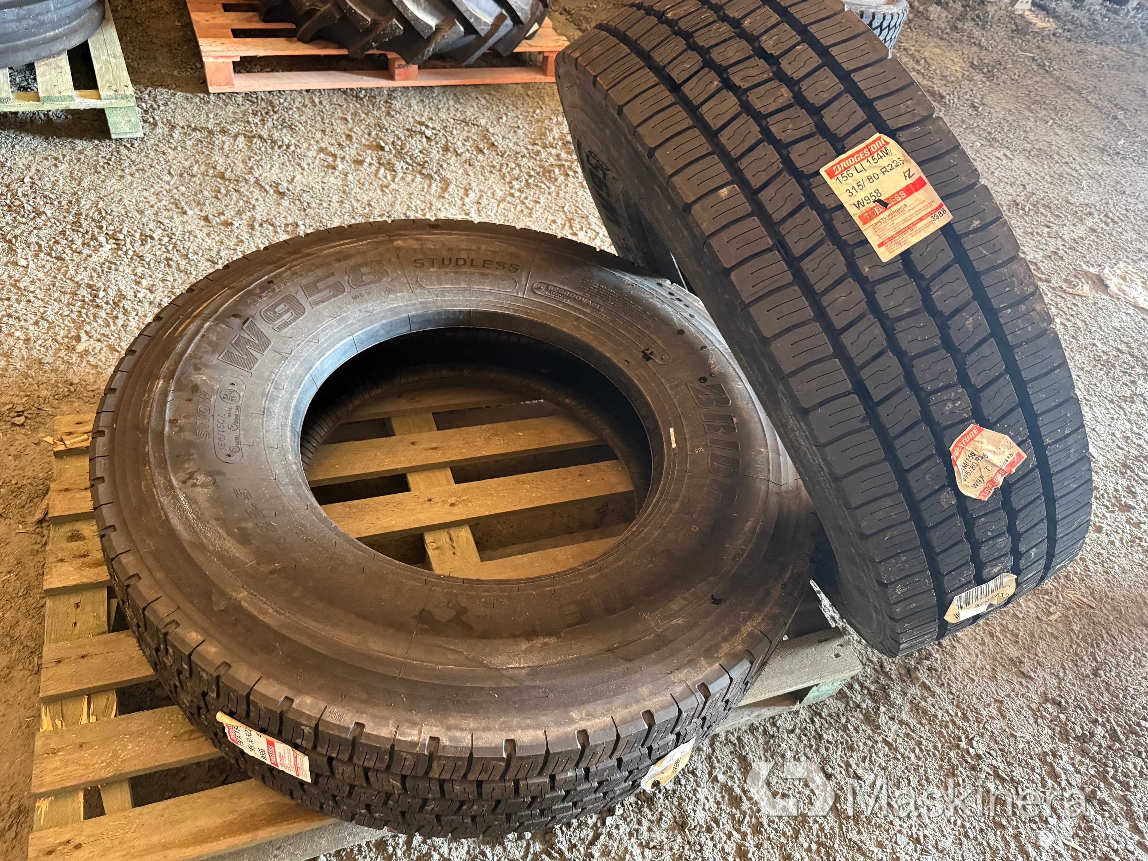2 st nya lastbilsdäck Bridgestone W958 315/80R22,5