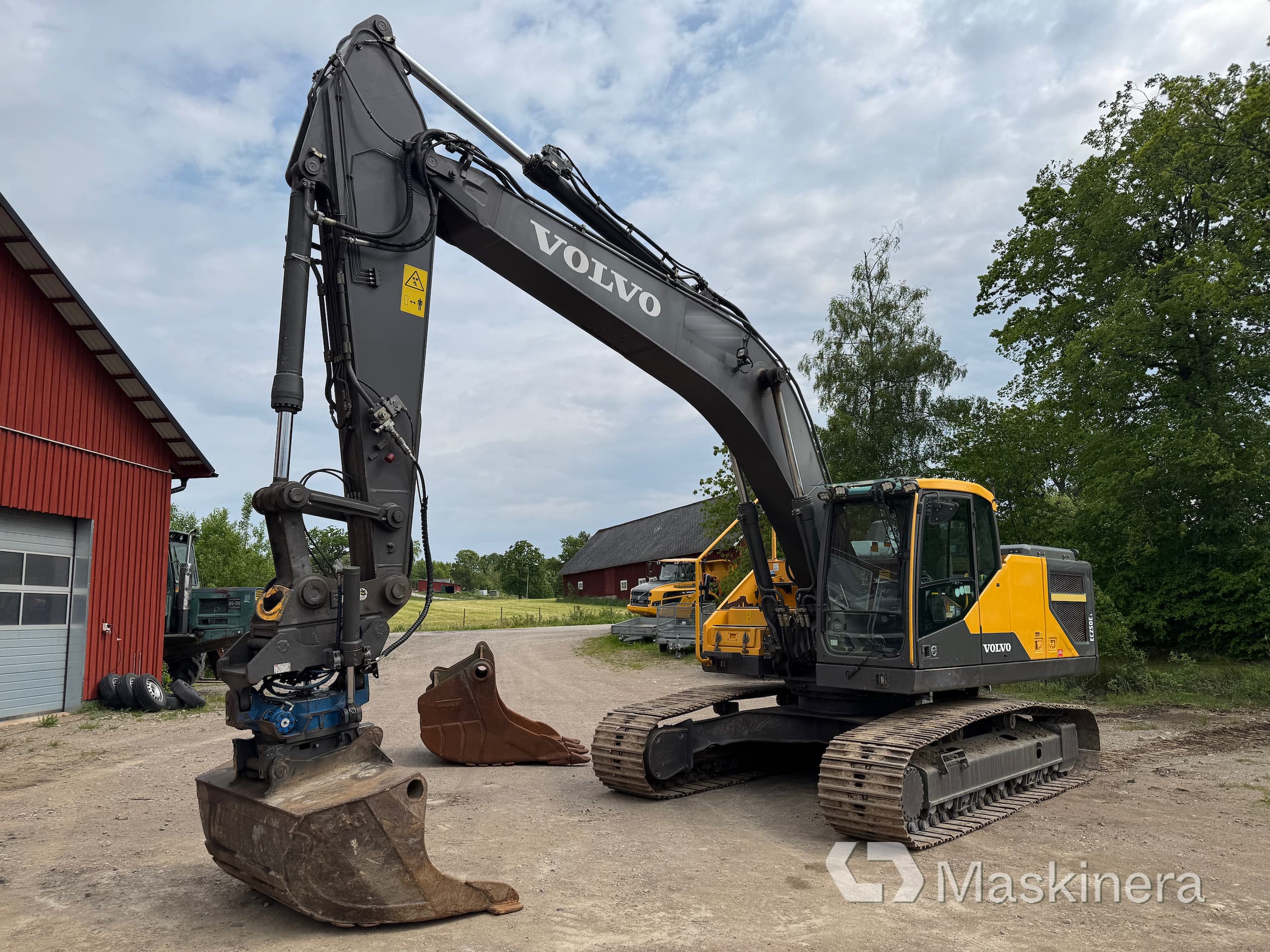 Grävmaskin Volvo EC250E med redskap