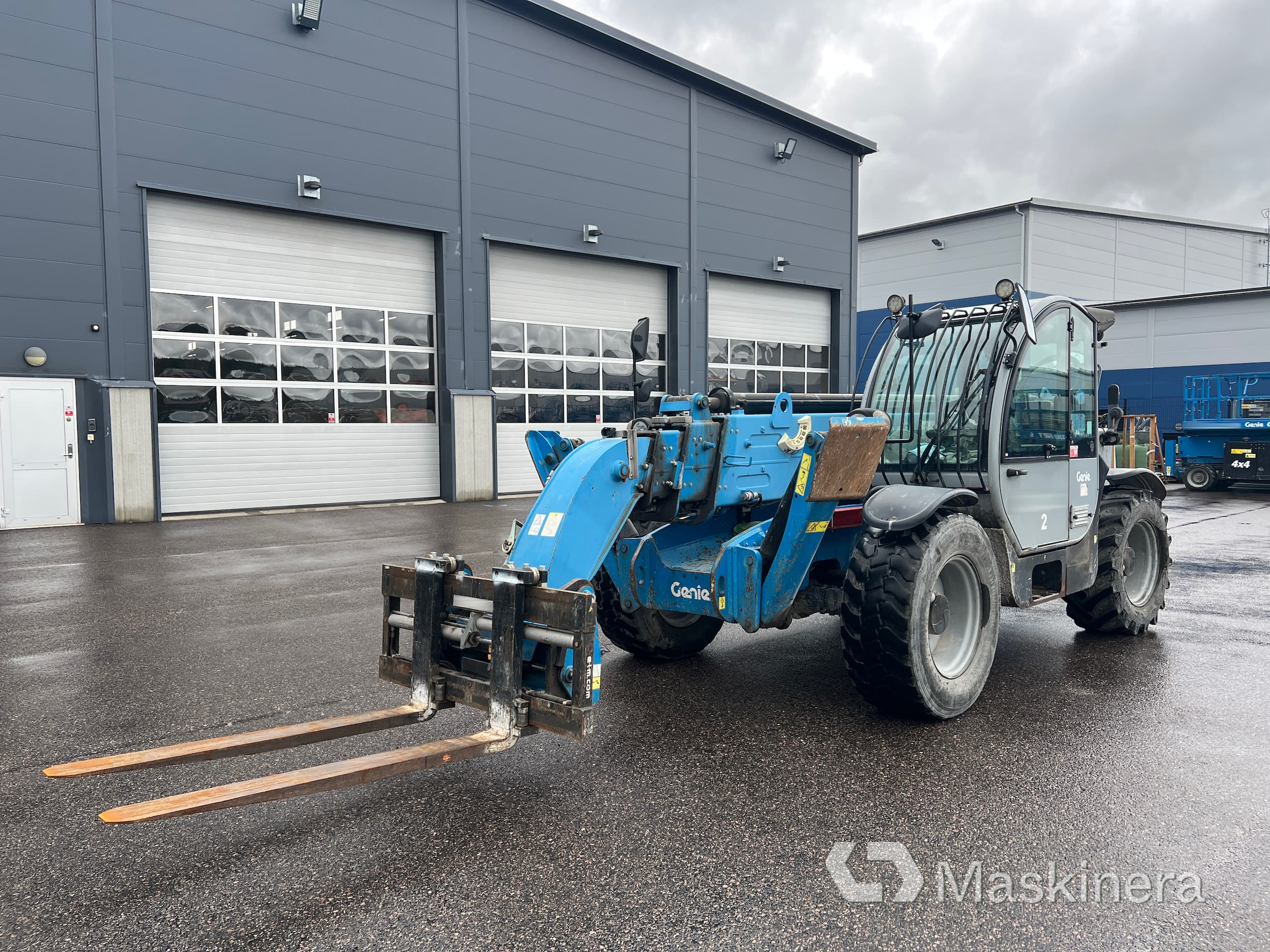 Teleskoplastare Genie GTH 4017SX med tillbehör