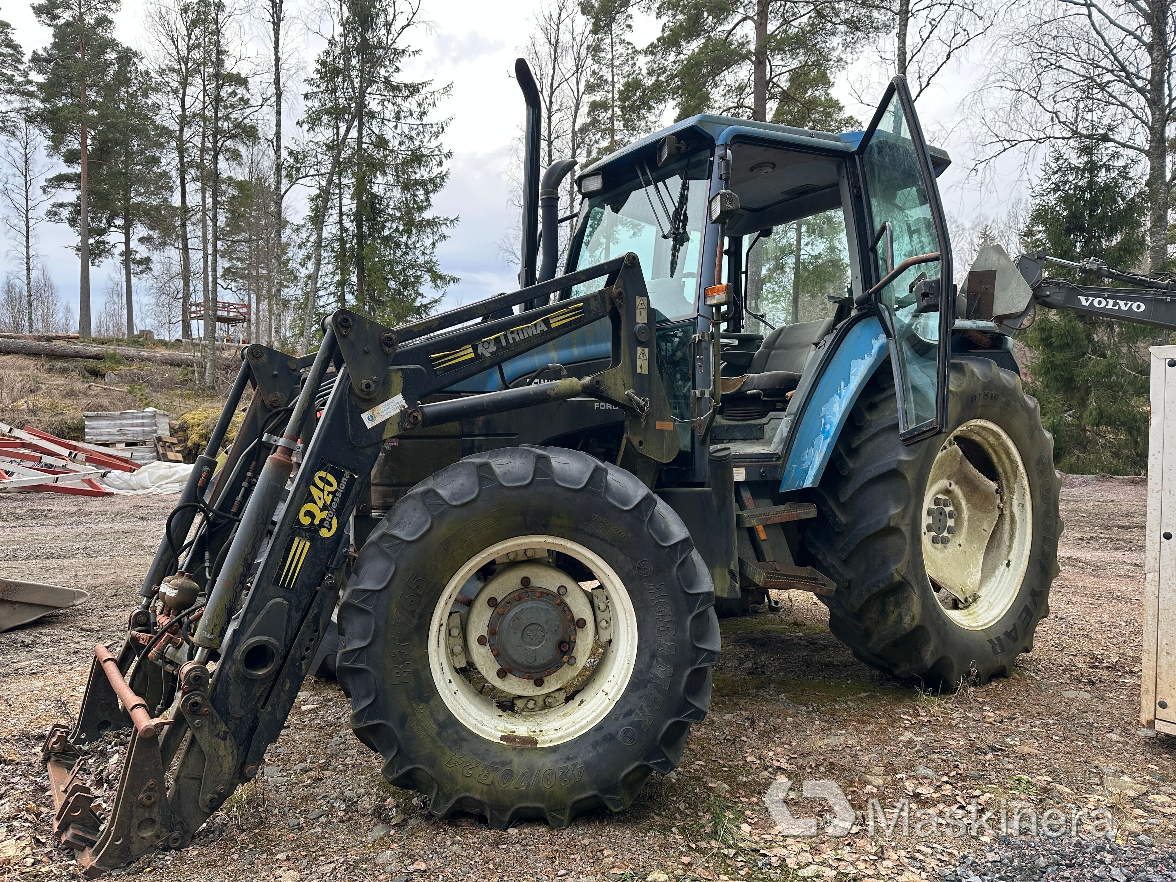 Traktor New Holland TS100 (reparationsobjekt)