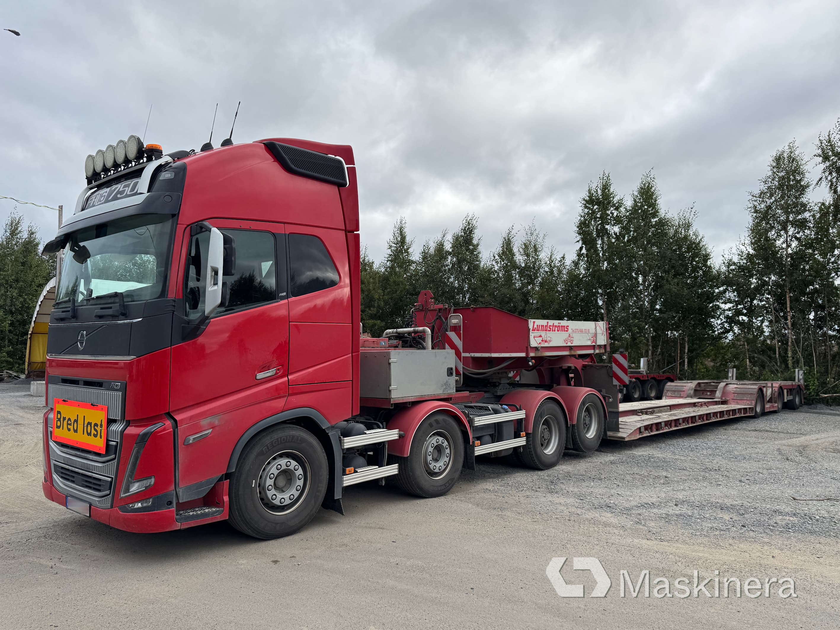 Tungdragare Volvo FH16 750 med två maskintrailers
