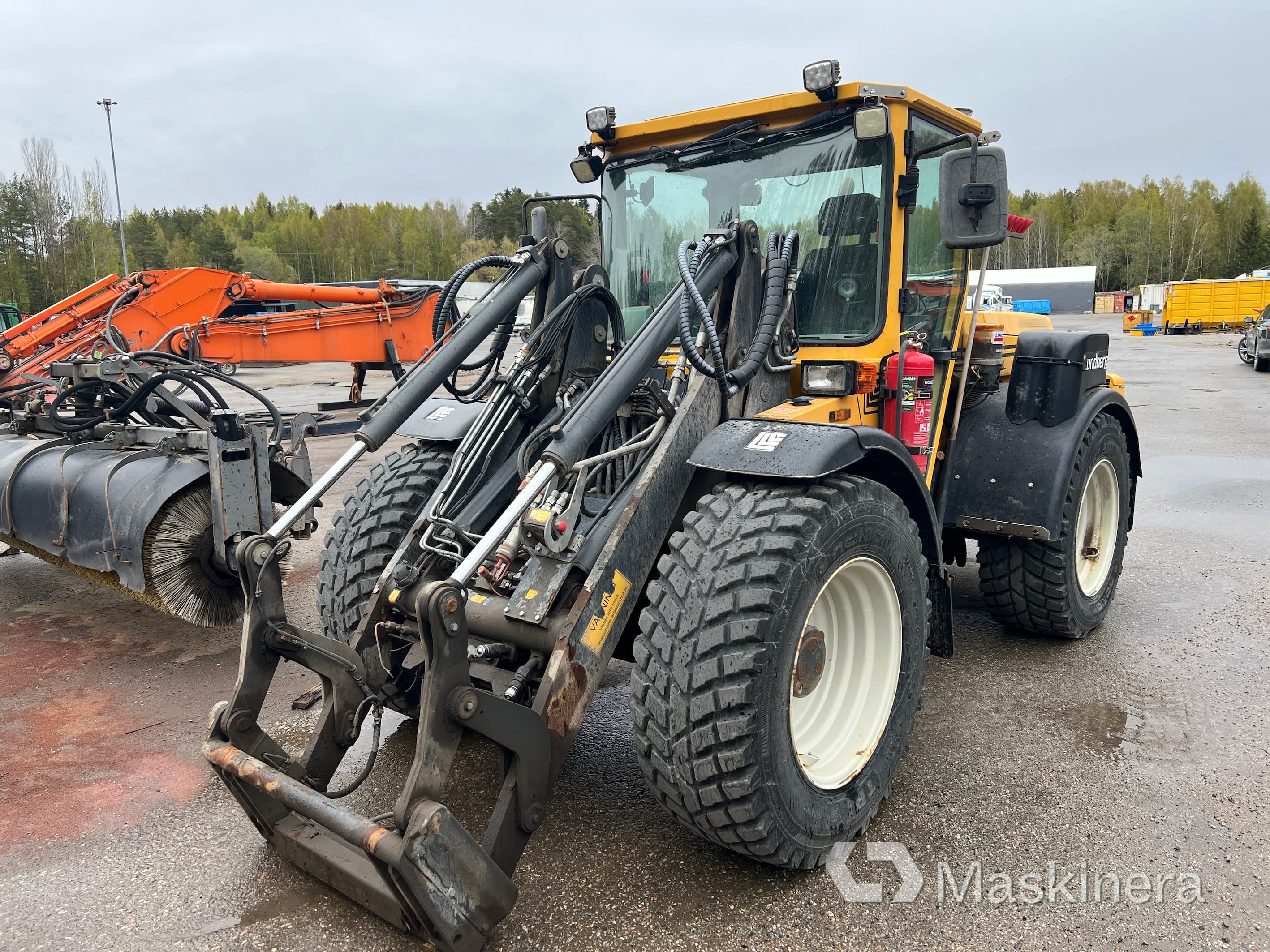 Redskapsbärare Lundberg 6240 med redskap och kombispridare