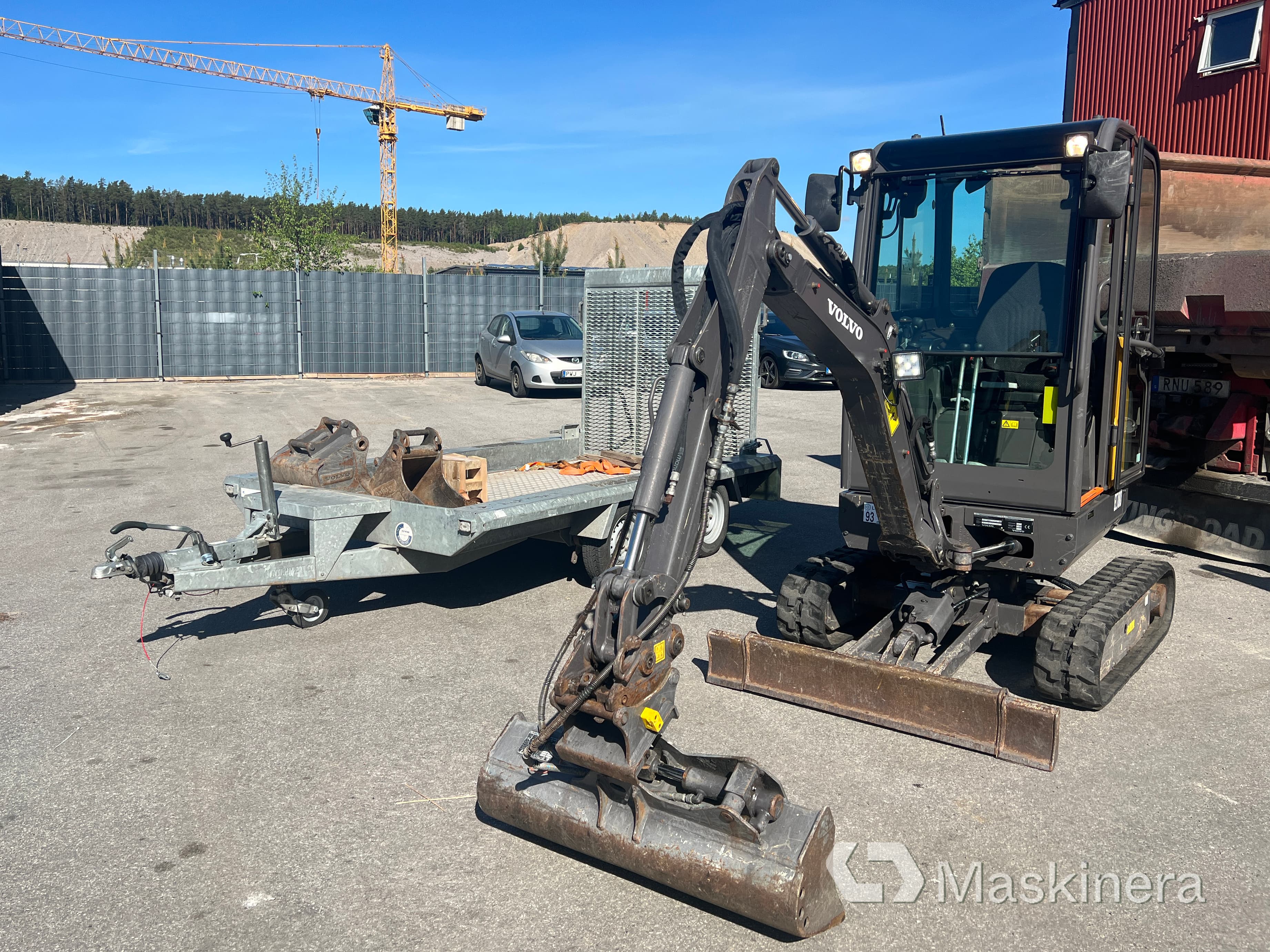 Grävmaskin Volvo EC18D med maskintrailer och redskap