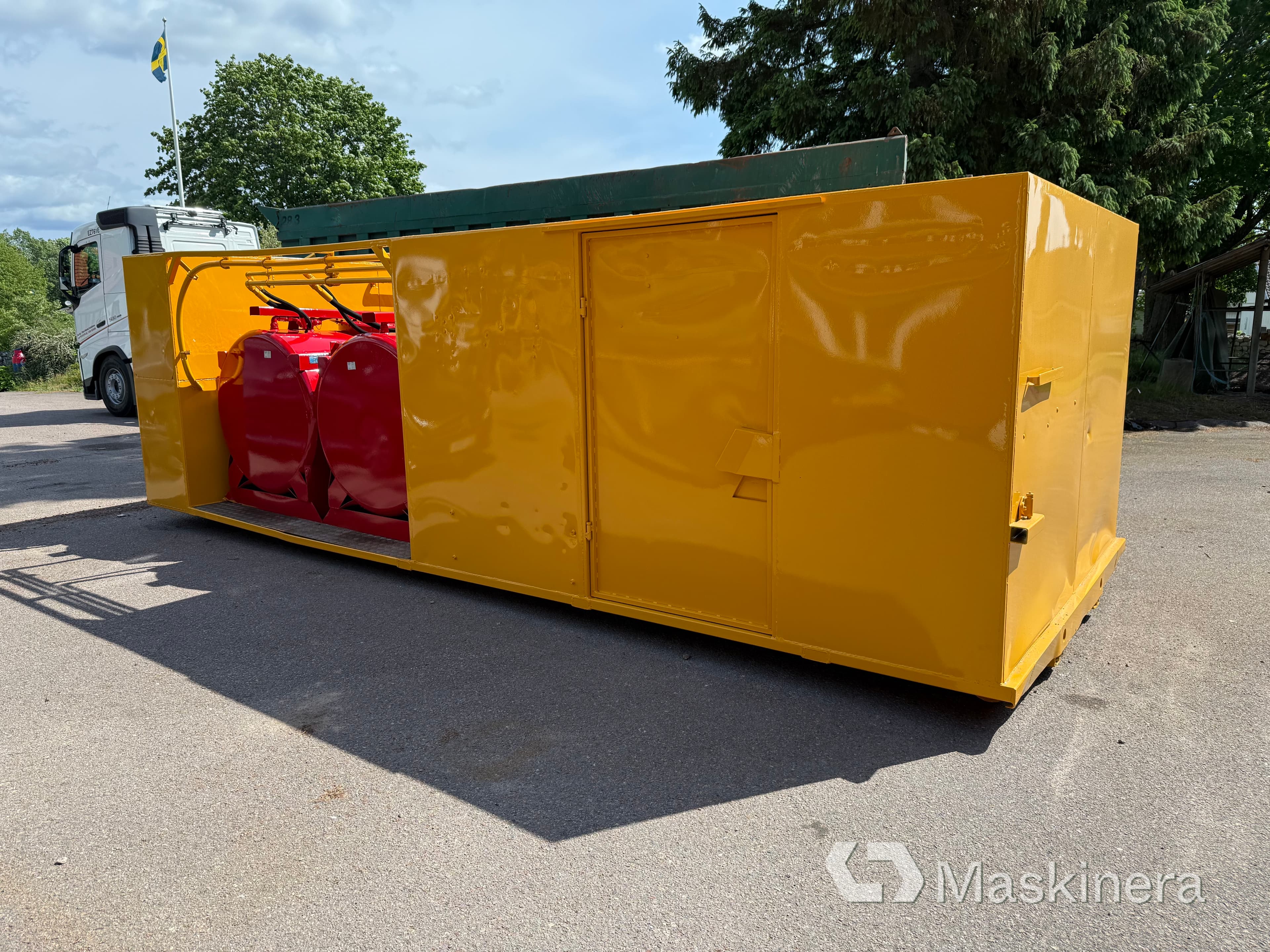 Servicecontainer på lastväxlarram