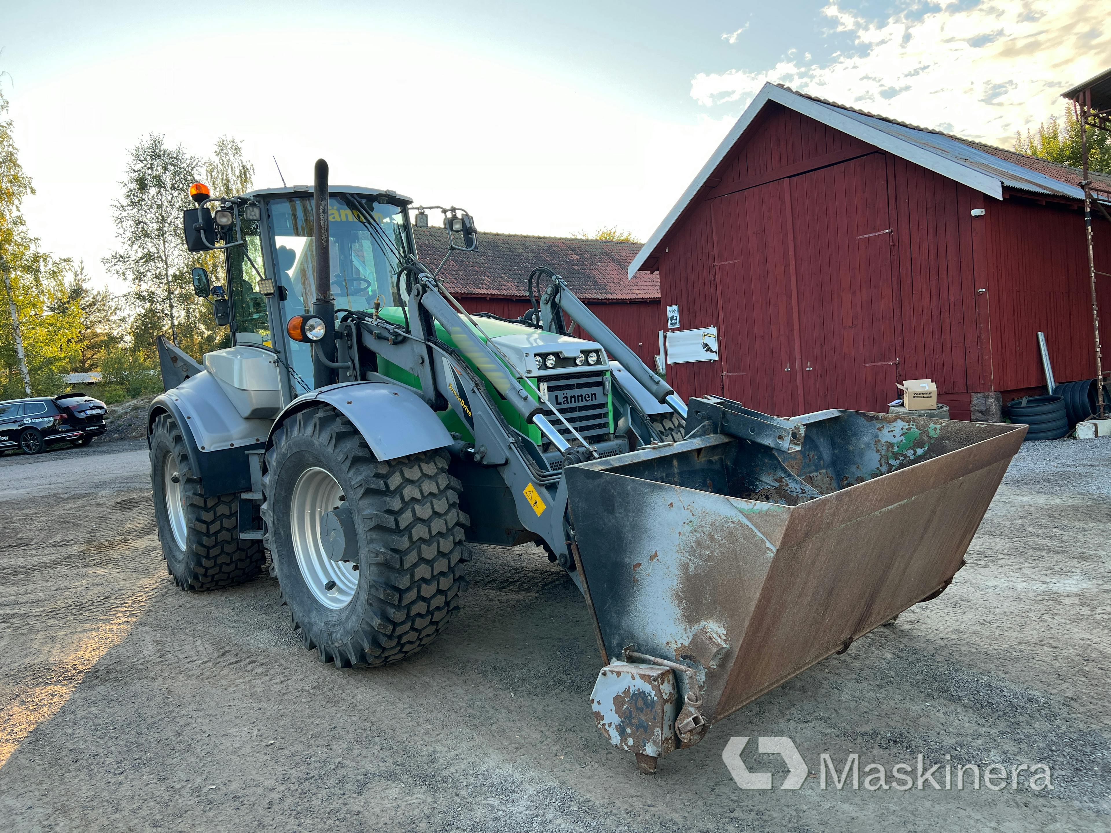 Traktorgrävare Lännen 8600 G med 7 redskap + sandspridarvagn